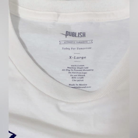 Publish White Shirt with Fingers playing Piano XL - Picture 4 of 5